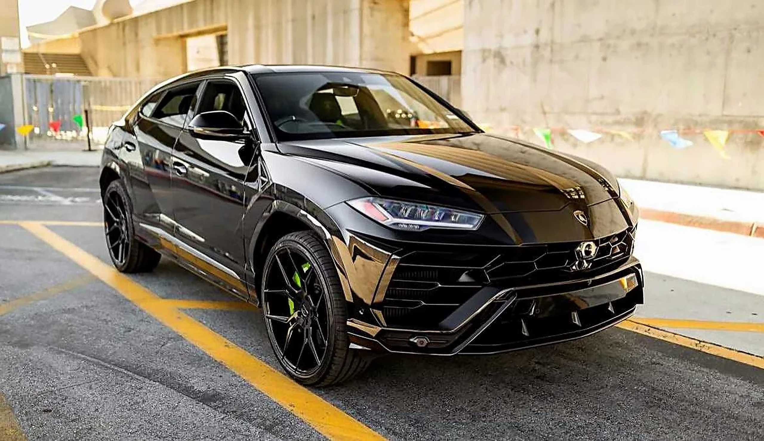 Lamborghini Urus detail relevant to weekly & monthly rentals on MIAMI RENT LUXURY